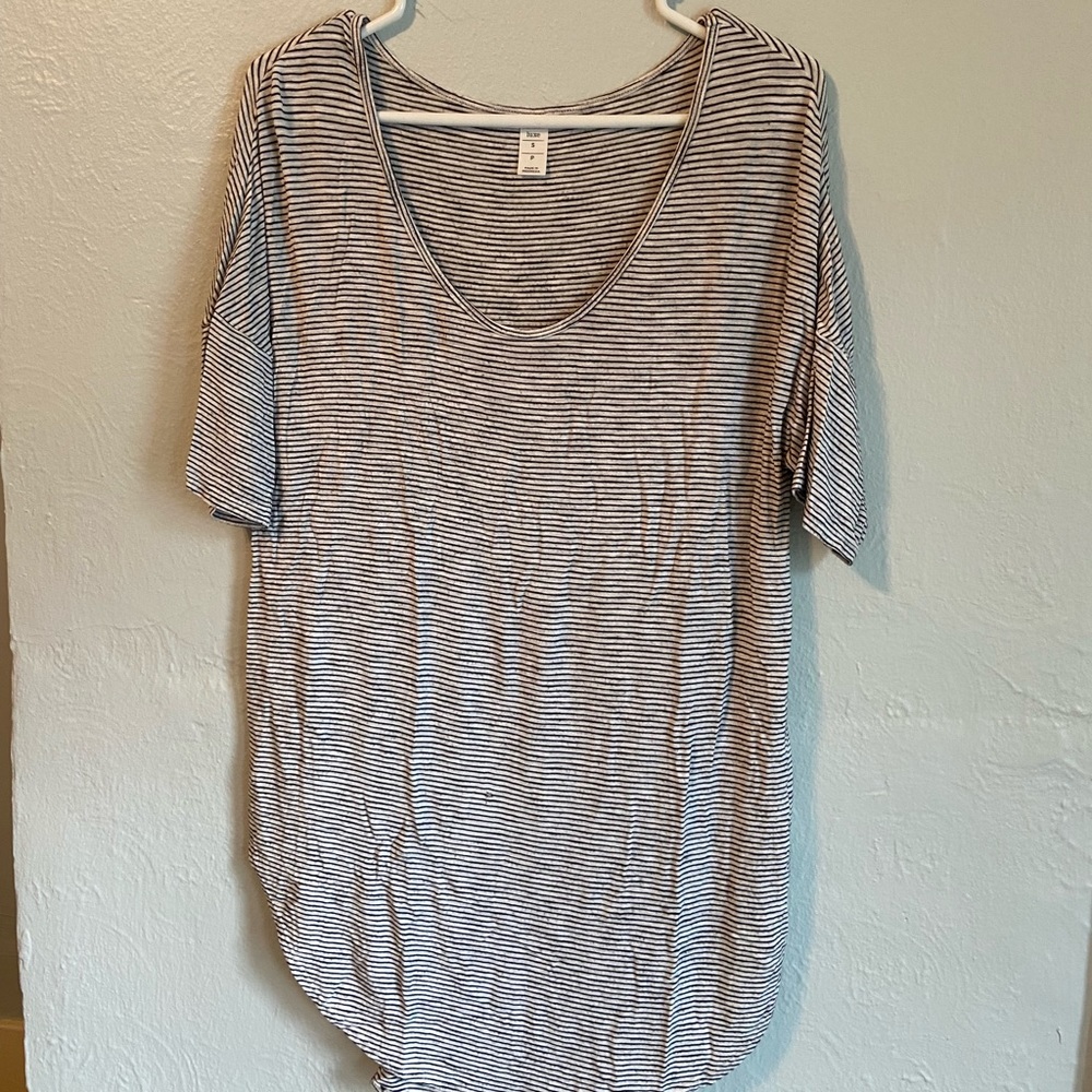 Old Navy black and white striped tee size small with dolphin hem layering piece